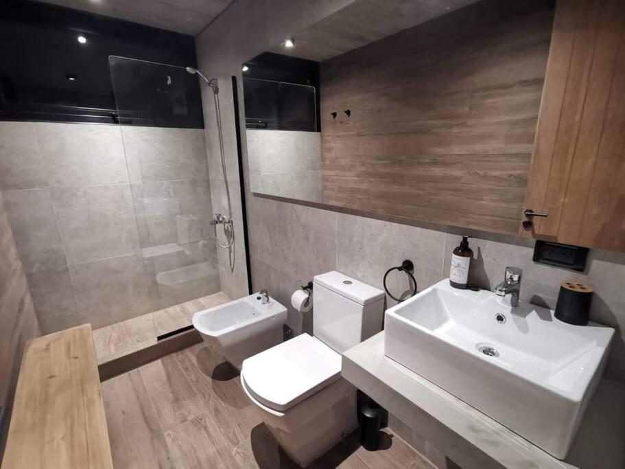 Casa moderna abraza la naturaleza en costa esmeralda