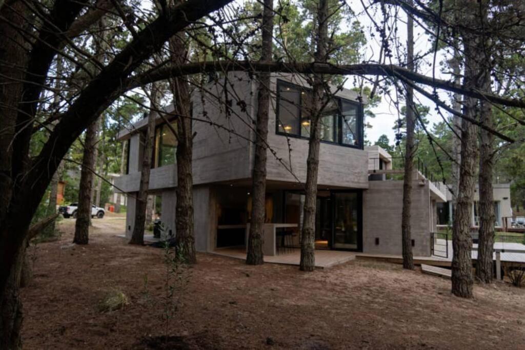 Casa moderna abraza la naturaleza en costa esmeralda