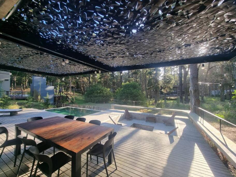 Casa moderna abraza la naturaleza en costa esmeralda