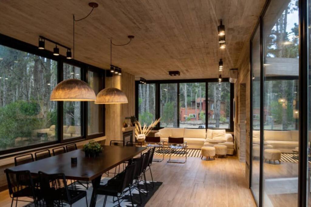 Casa moderna abraza la naturaleza en costa esmeralda