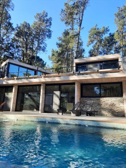 Casa moderna abraza la naturaleza en costa esmeralda