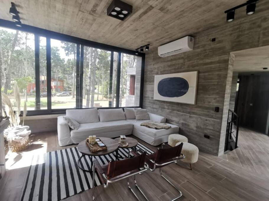 Casa moderna abraza la naturaleza en costa esmeralda