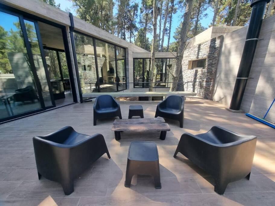 Casa moderna abraza la naturaleza en costa esmeralda