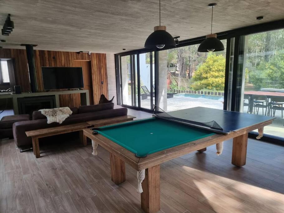 Casa moderna abraza la naturaleza en costa esmeralda