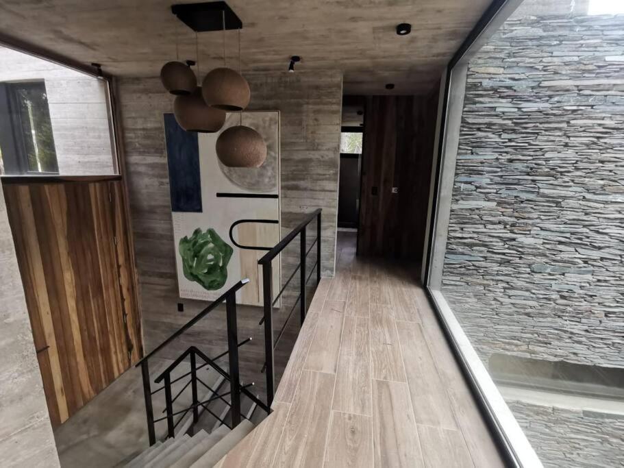 Casa moderna abraza la naturaleza en costa esmeralda