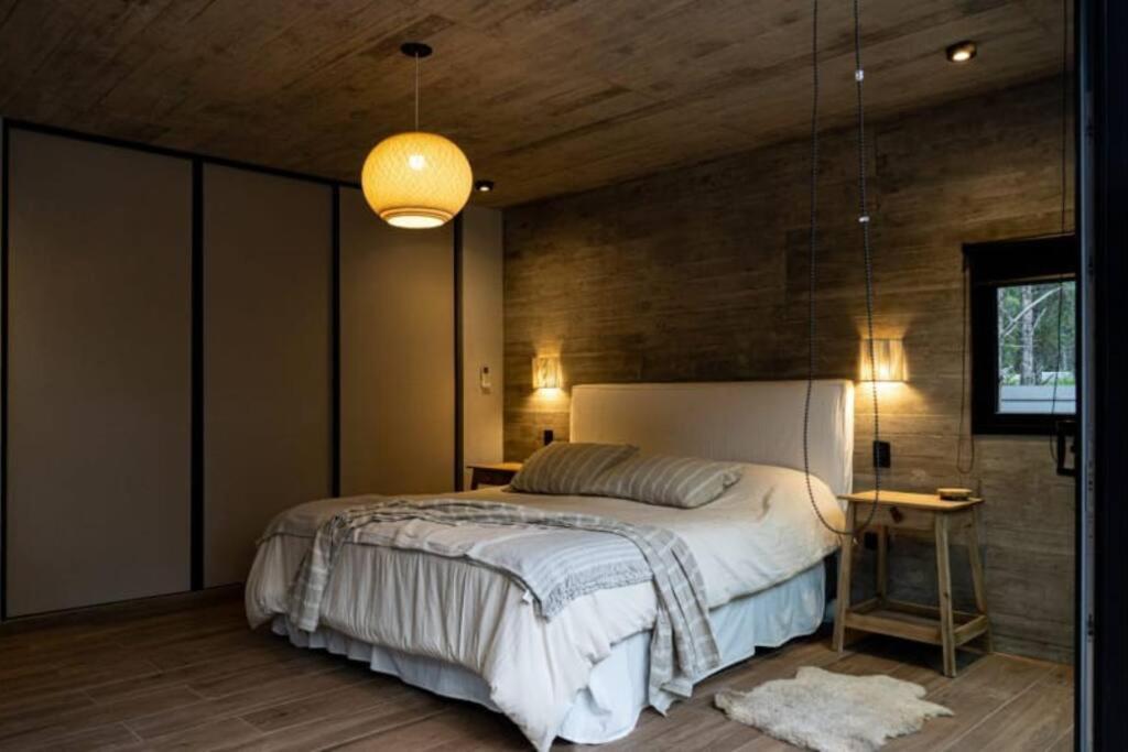 Casa moderna abraza la naturaleza en costa esmeralda