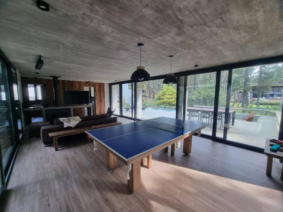 Casa moderna abraza la naturaleza en costa esmeralda