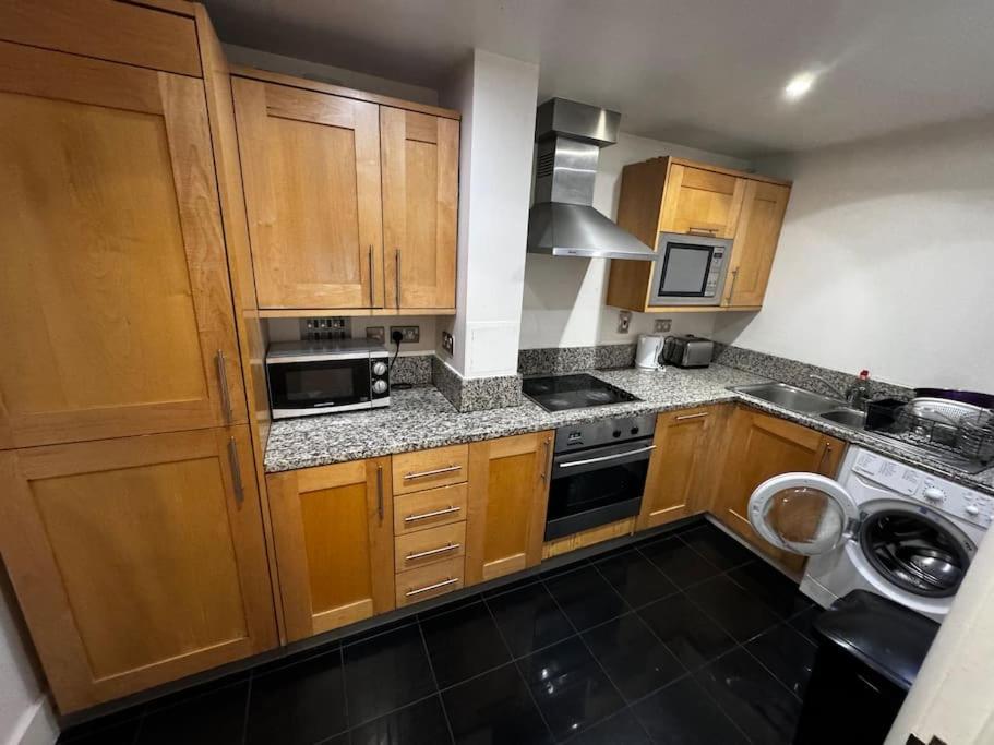 1 Bed Apartment with Balcony - London - 26BHS