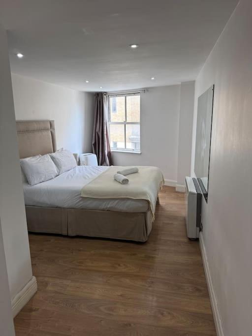 1 Bed Apartment with Balcony - London - 26BHS