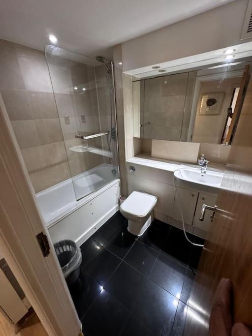 1 Bed Apartment with Balcony - London - 26BHS