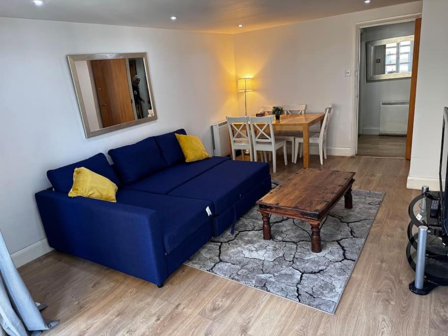 1 Bed Apartment with Balcony - London - 26BHS
