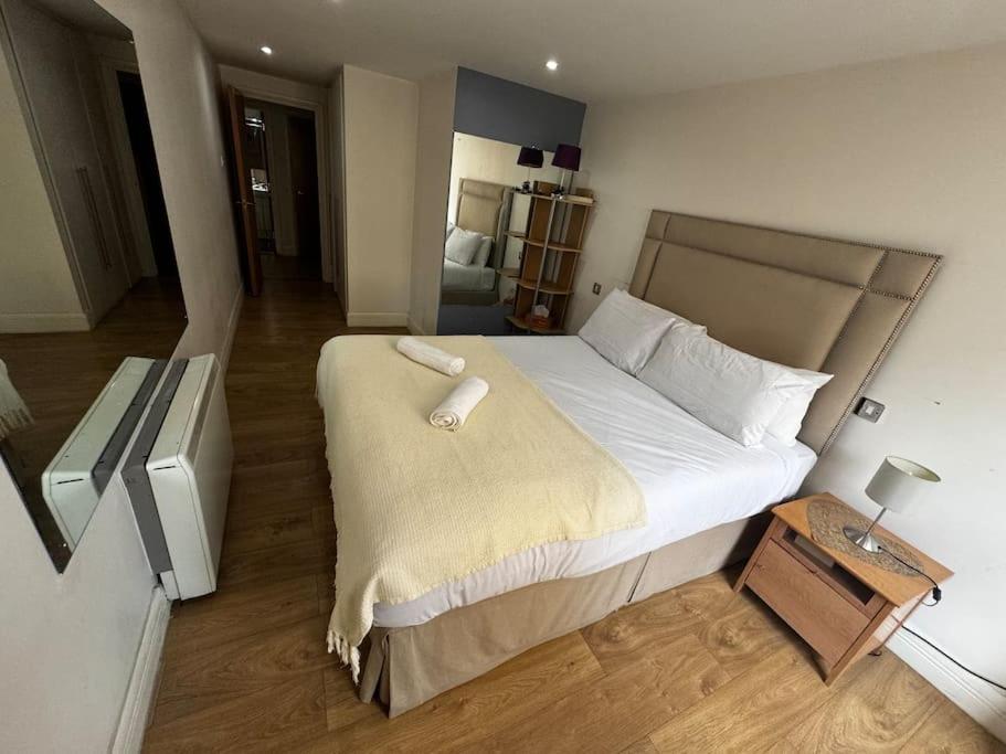 1 Bed Apartment with Balcony - London - 26BHS