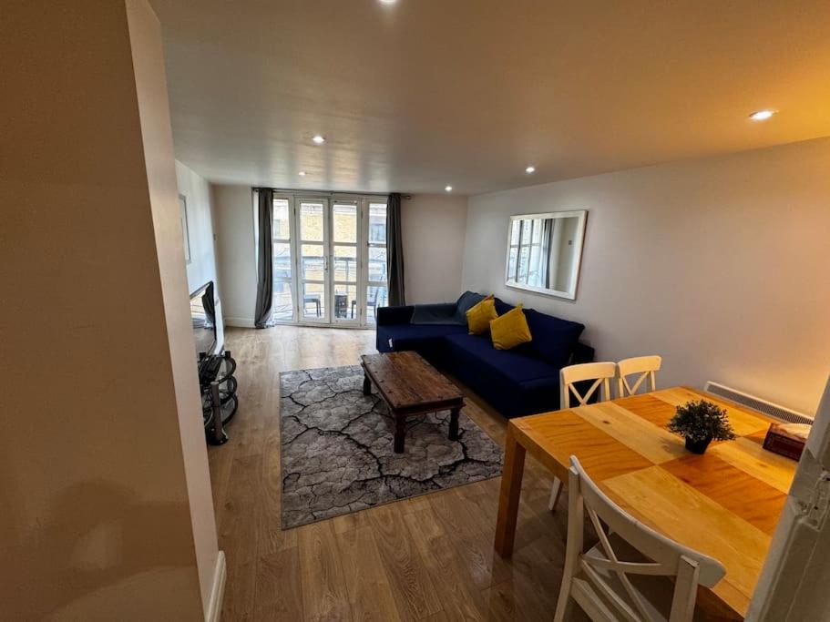 1 Bed Apartment with Balcony - London - 26BHS