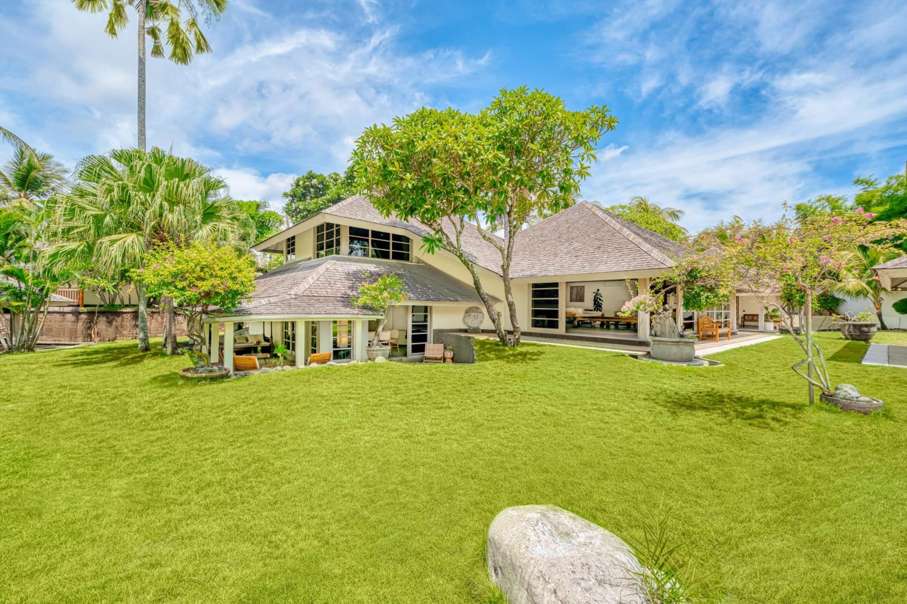 Spacious 2 Villas combined 9 bedrooms 2 pools view 5