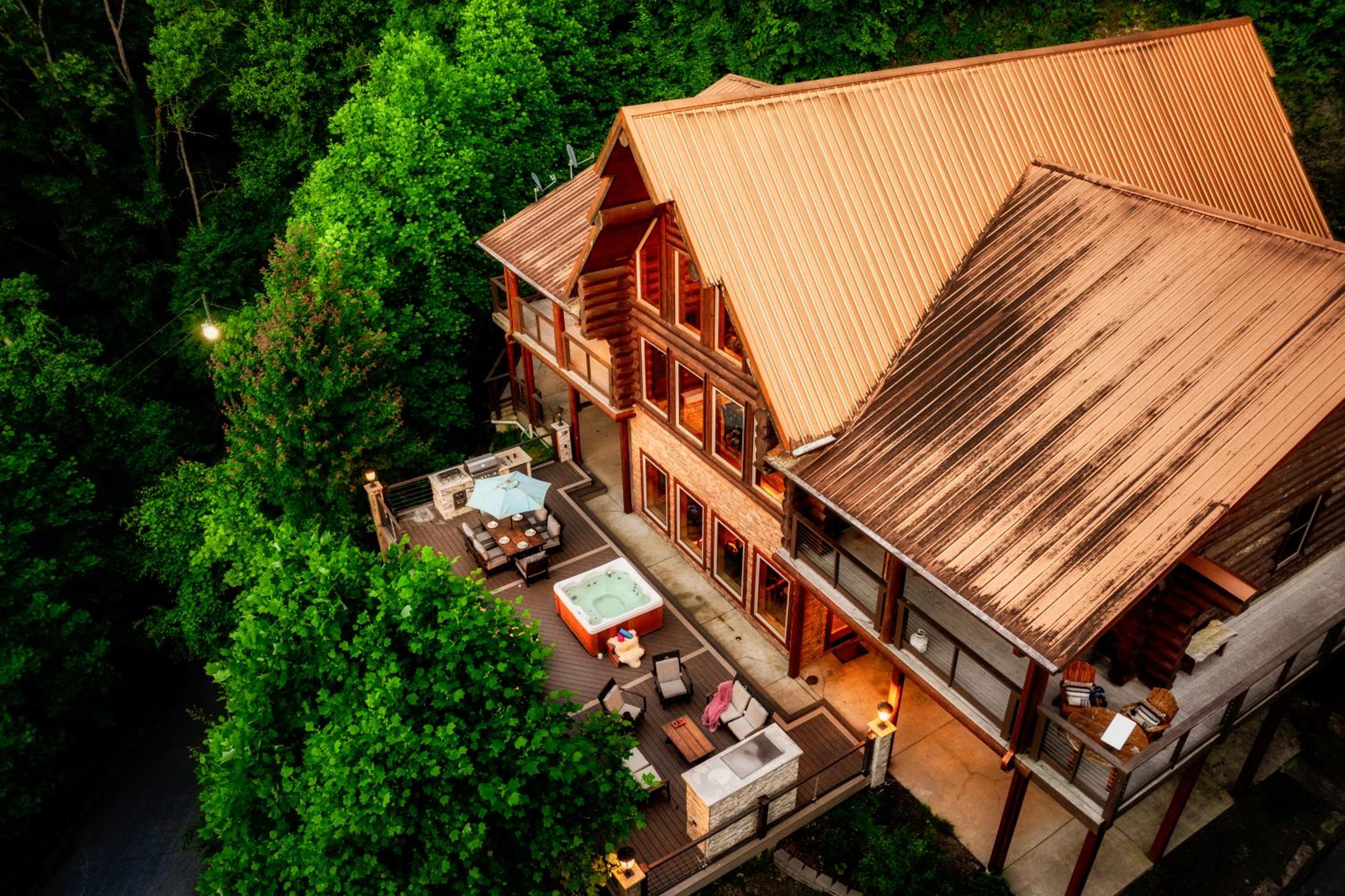 Enclave - 5 Suites - Private Outdoor Pool - Arcade - Fire Table - Outdoor Kitchen - Hot Tub view 4