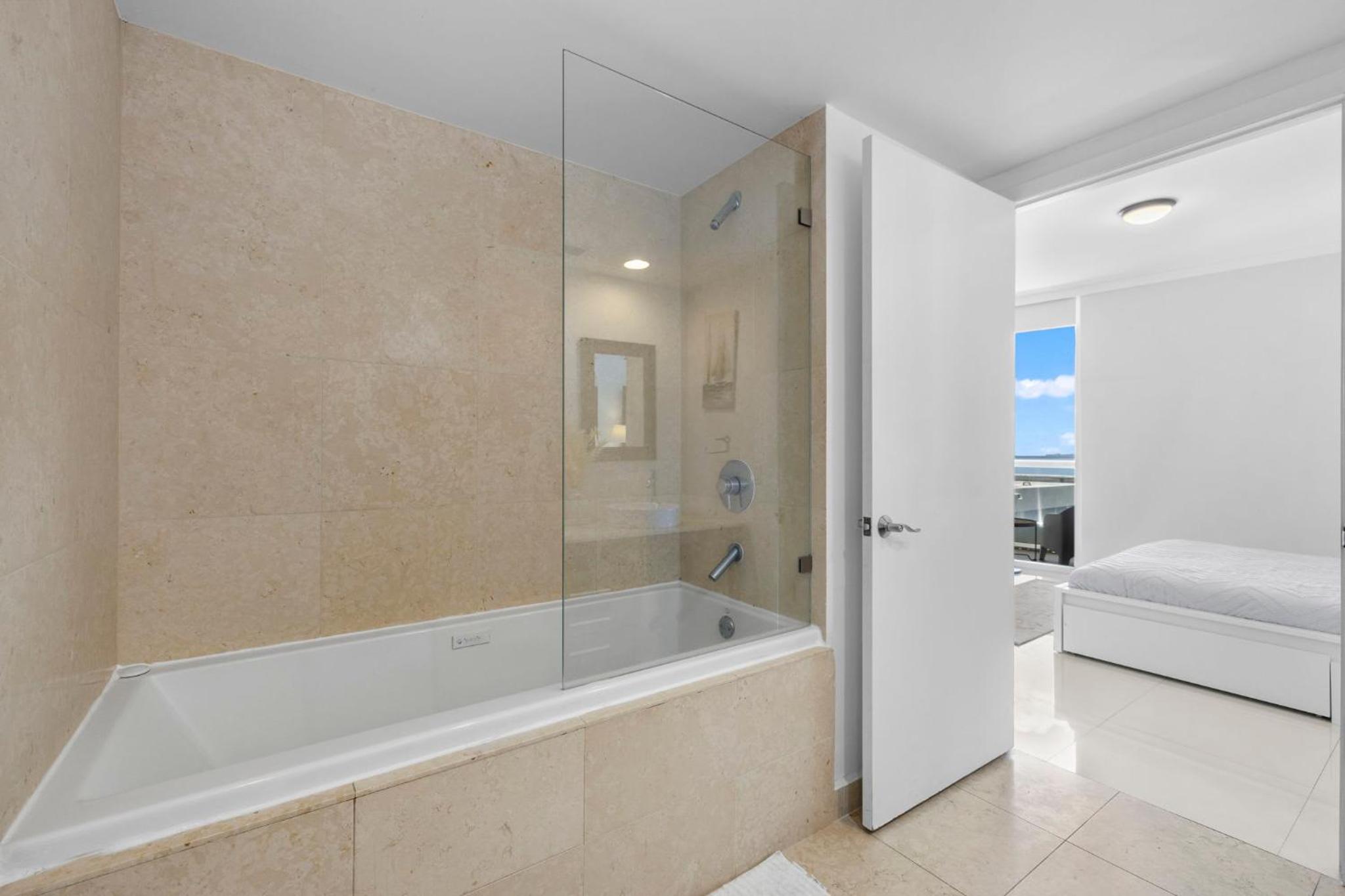 Downtown Brickell- FREE Pool -GYM- SPA