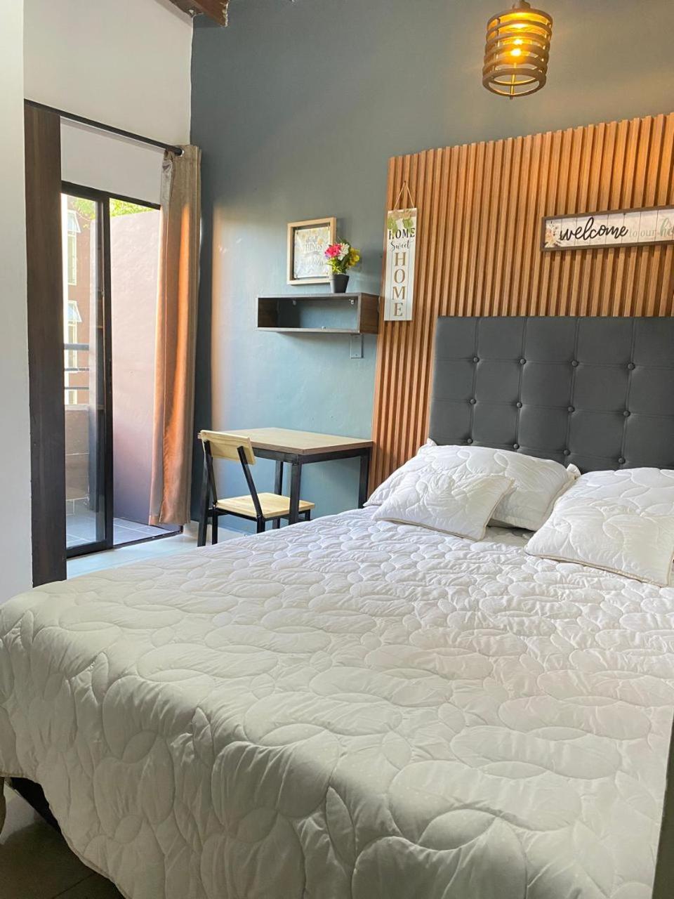 31 BELLO APARTAMENTO CON BALCON EN LAURELES ESTADIO