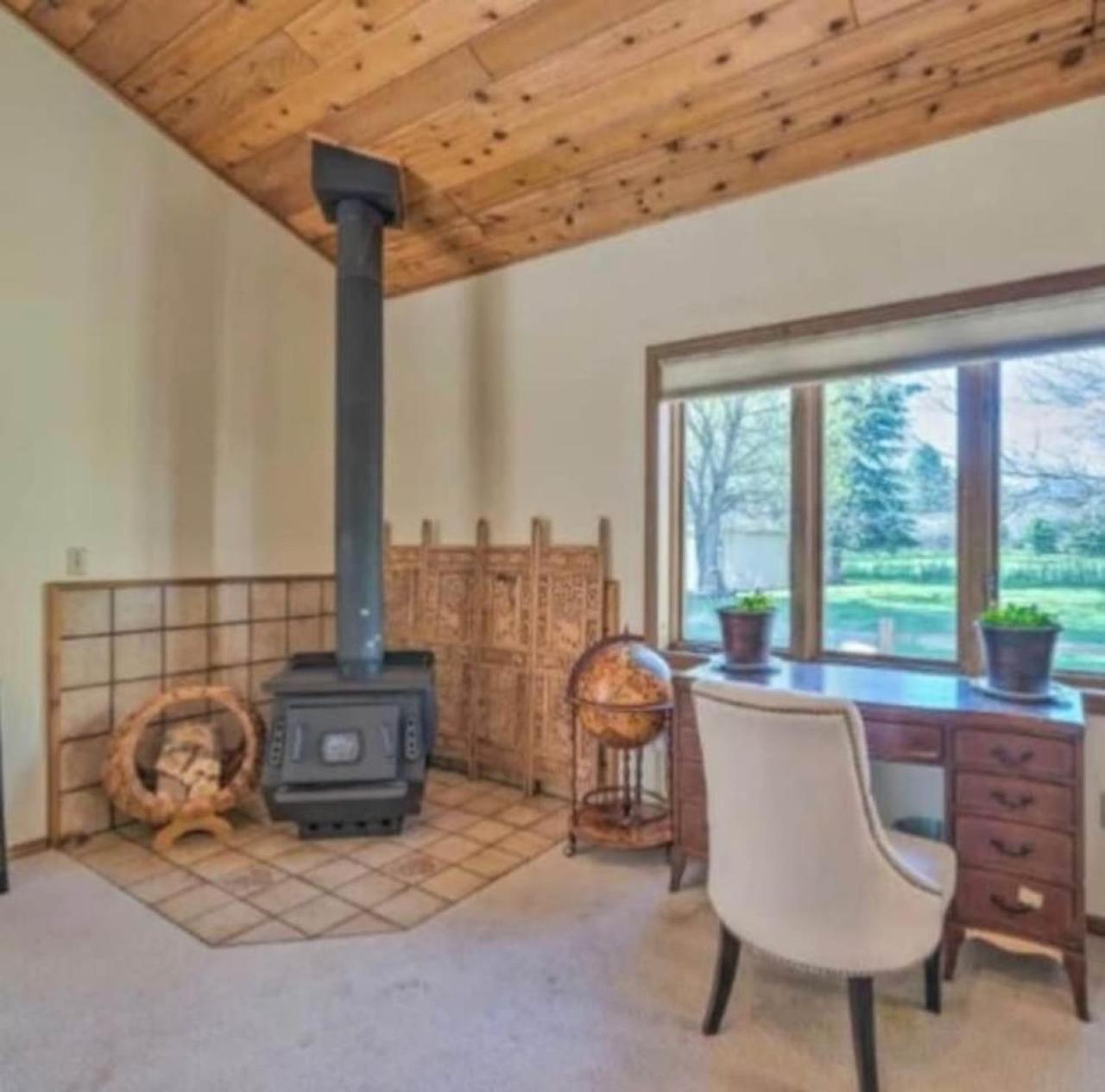 357 Cozy Relaxing Room With Hot tub view 3