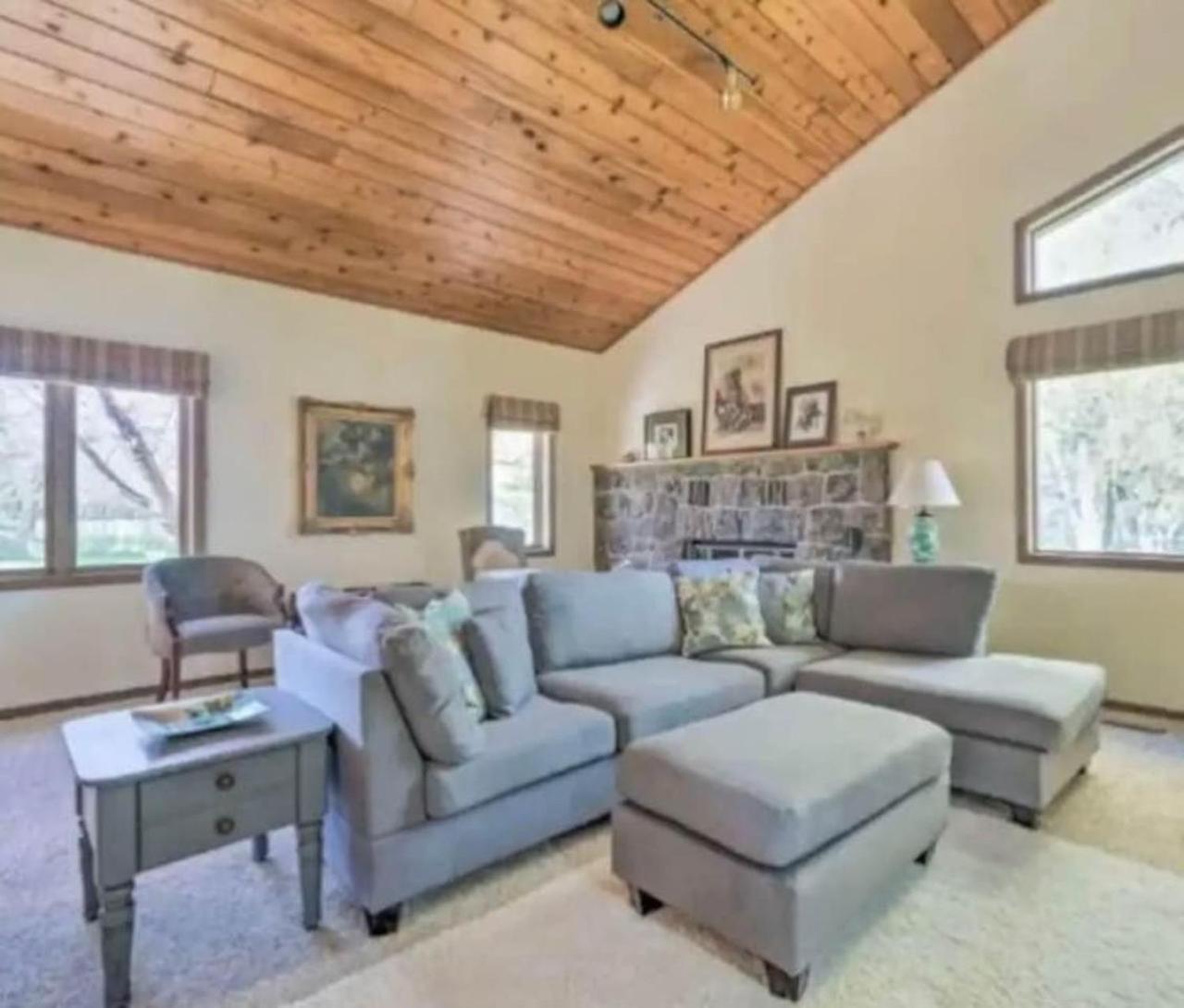 357 Cozy Relaxing Room With Hot tub view 5