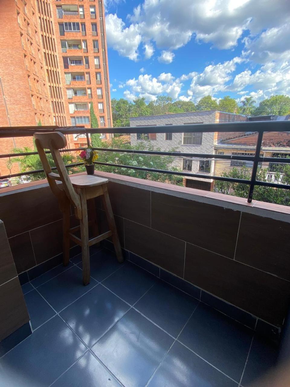 31 BELLO APARTAMENTO CON BALCON EN LAURELES ESTADIO