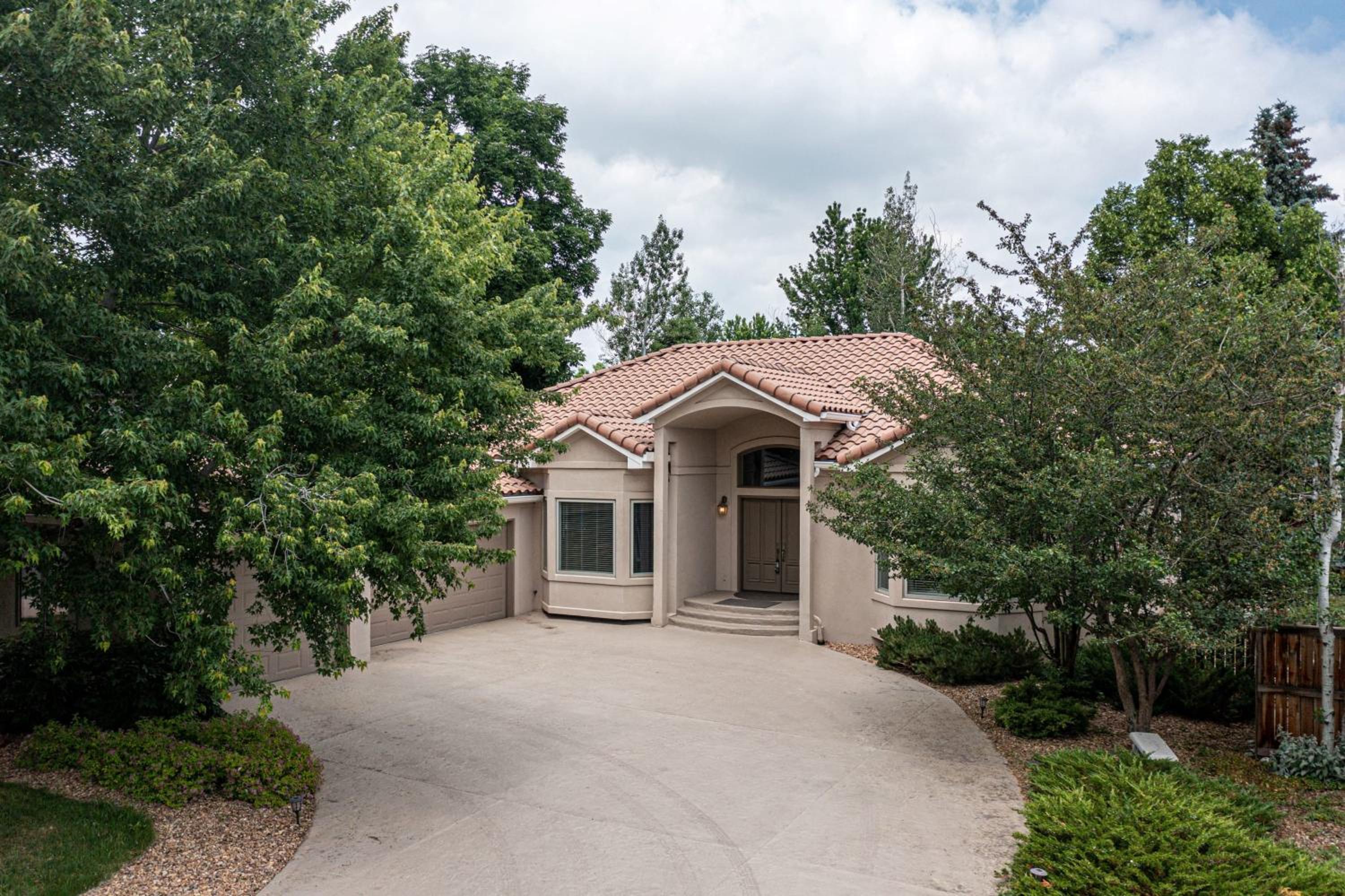 Luxurious 4BR Retreat - Pool Table & Chic Amenities view 4