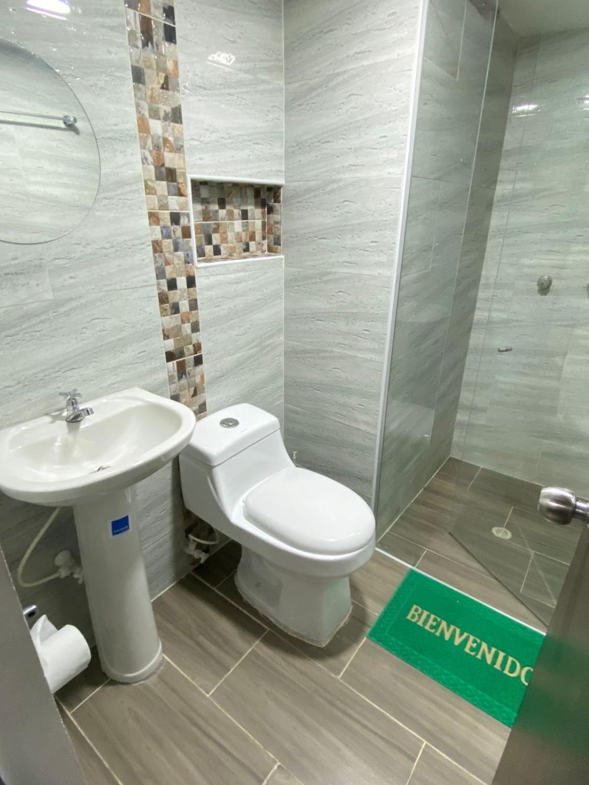 31 BELLO APARTAMENTO CON BALCON EN LAURELES ESTADIO