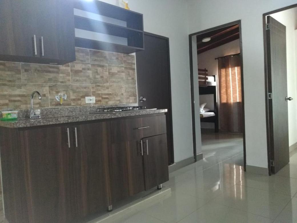 31 BELLO APARTAMENTO CON BALCON EN LAURELES ESTADIO