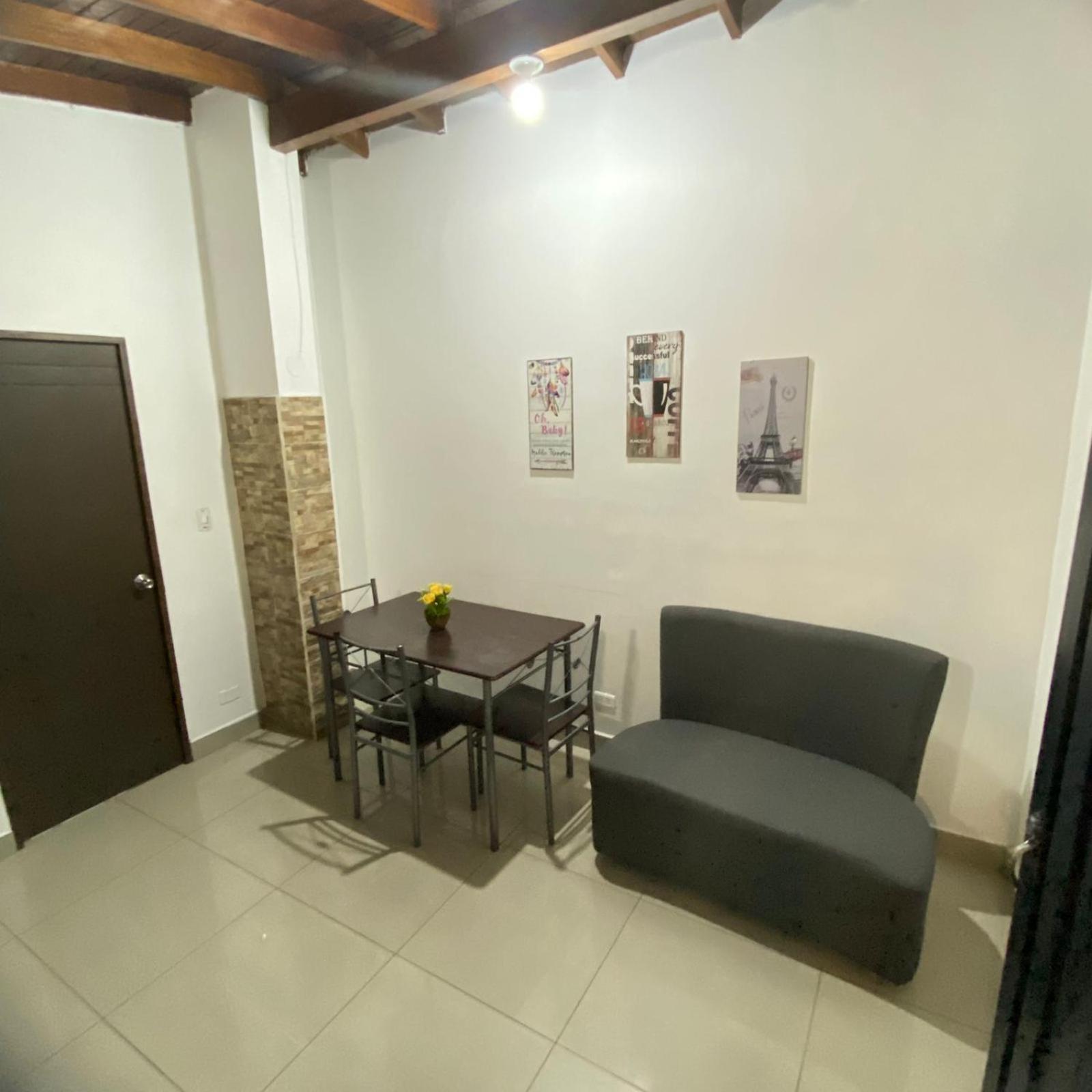 31 BELLO APARTAMENTO CON BALCON EN LAURELES ESTADIO