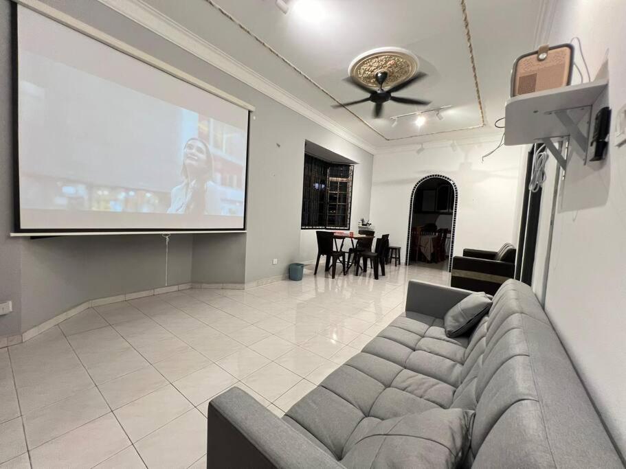 Homestay Corner House Taman Daya Near Austin Adda Height