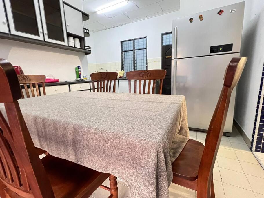Homestay Corner House Taman Daya Near Austin Adda Height