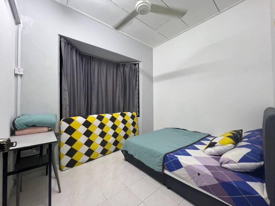 Homestay Corner House Taman Daya Near Austin Adda Height