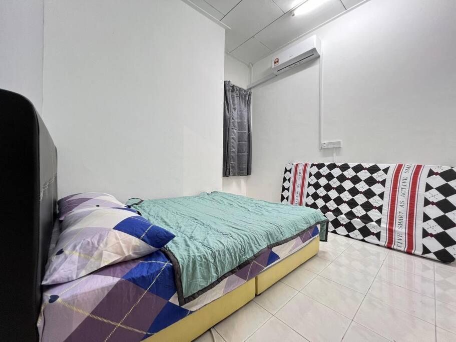Homestay Corner House Taman Daya Near Austin Adda Height
