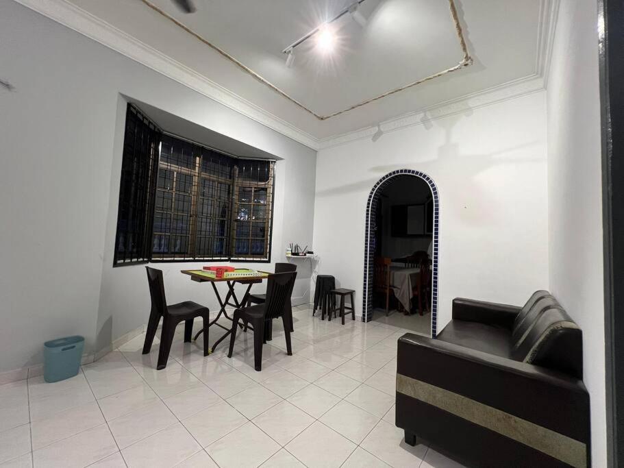 Homestay Corner House Taman Daya Near Austin Adda Height