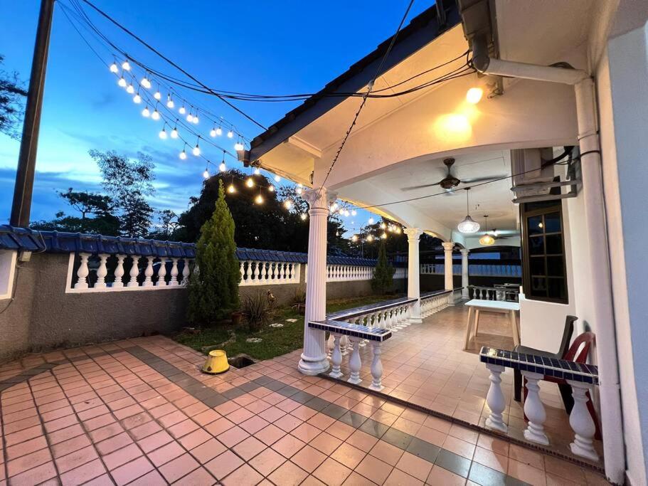 Homestay Corner House Taman Daya Near Austin Adda Height