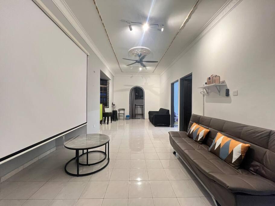 Homestay Corner House Taman Daya Near Austin Adda Height