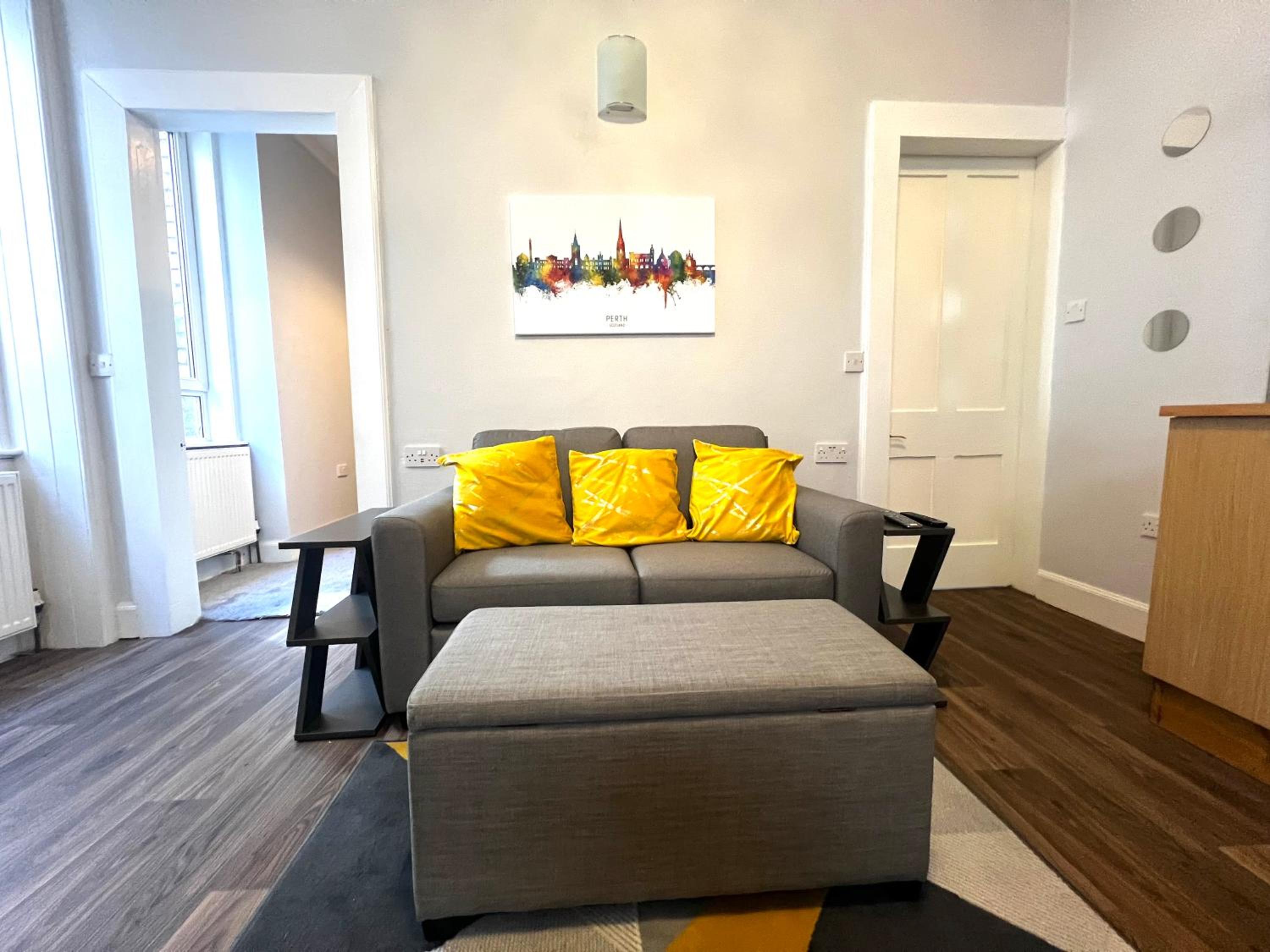 Ground Floor City Centre Apartment - Sky Sports & TNT Sports - Superfast WiFi - 2pm Check in - Long Stays Welcome view 3