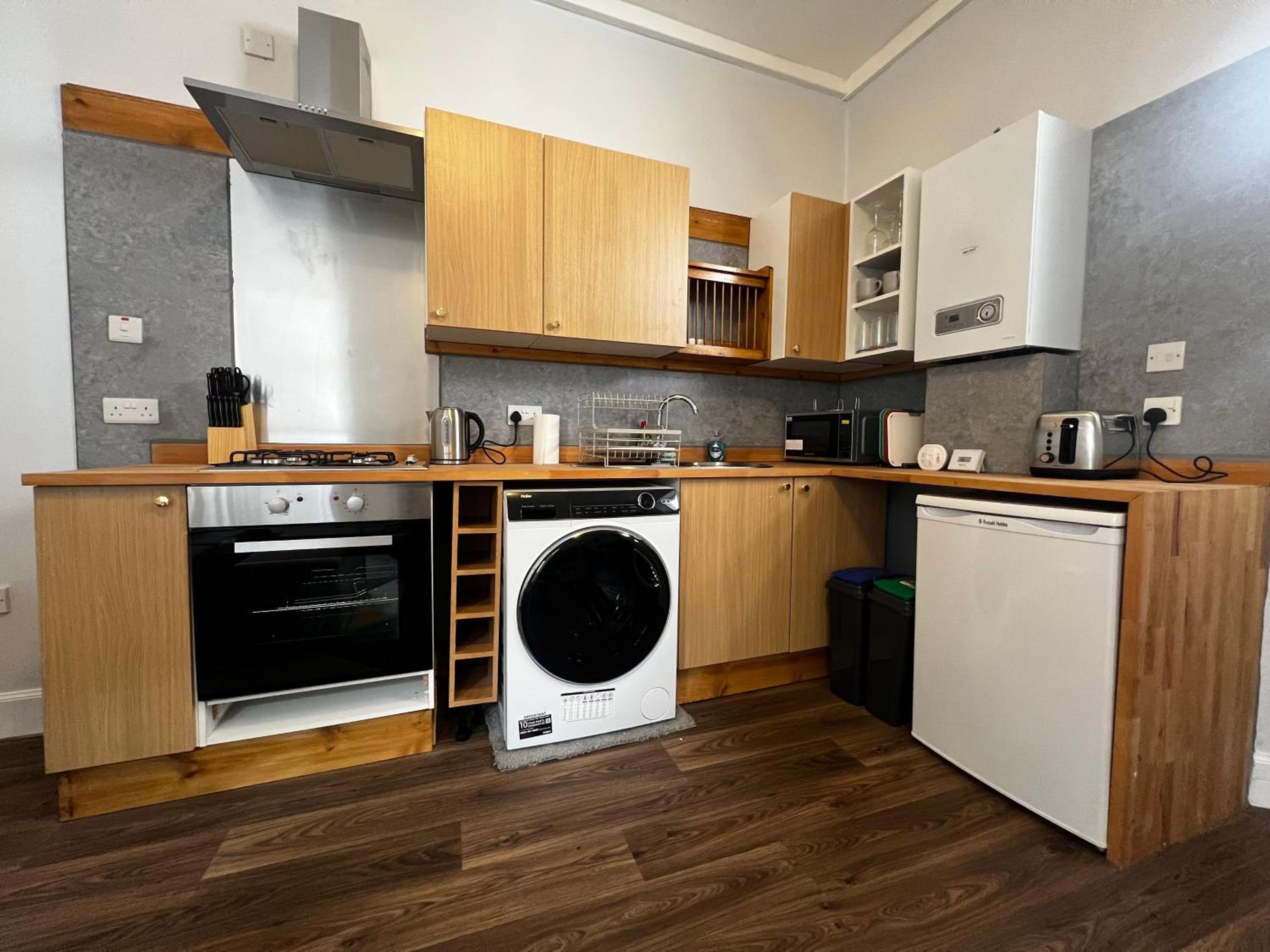 Ground Floor City Centre Apartment - Sky Sports & TNT Sports - Superfast WiFi - 2pm Check in - Long Stays Welcome view 5