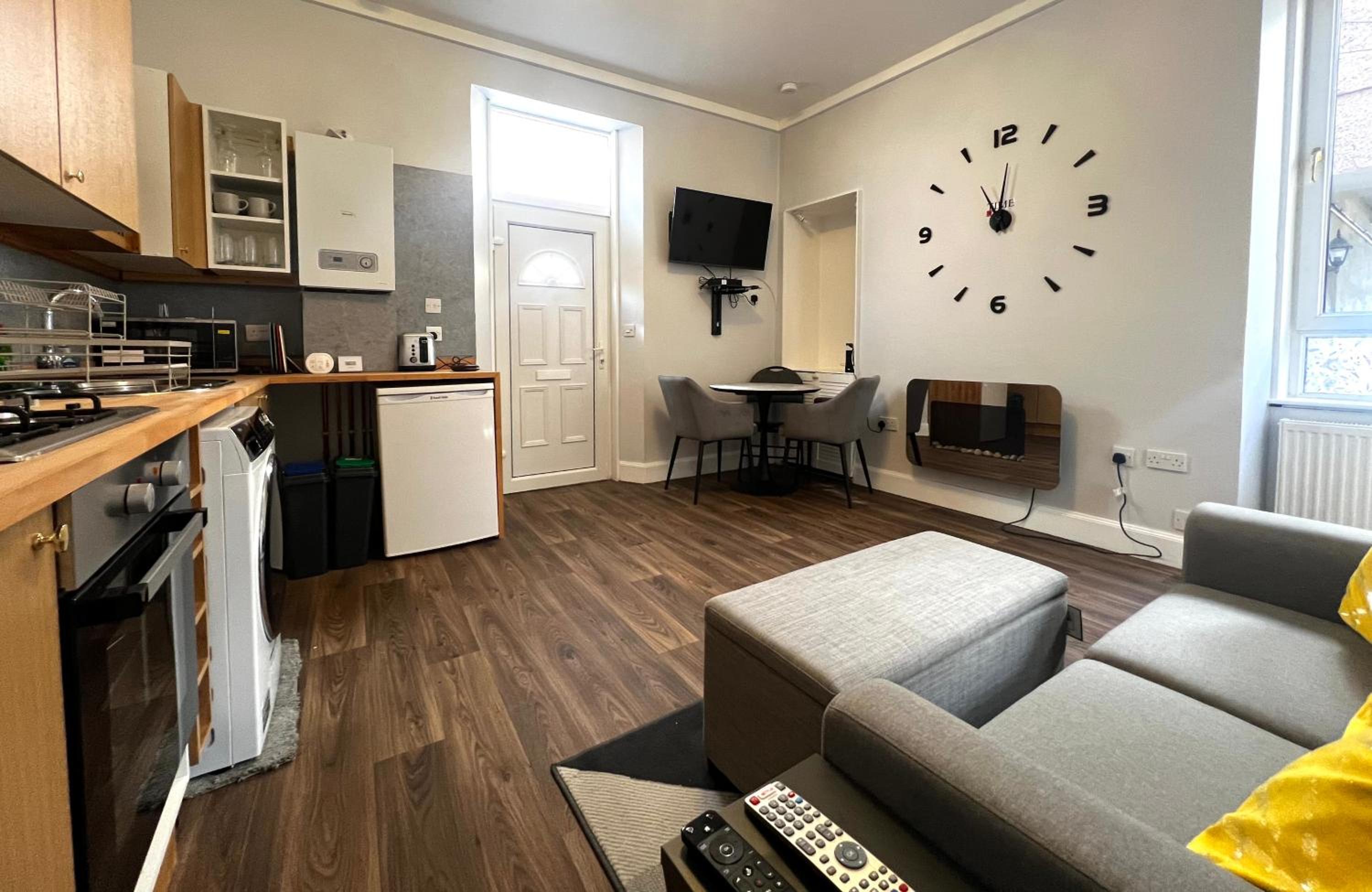 Ground Floor City Centre Apartment - Sky Sports & TNT Sports - Superfast WiFi - 2pm Check in - Long Stays Welcome view 2