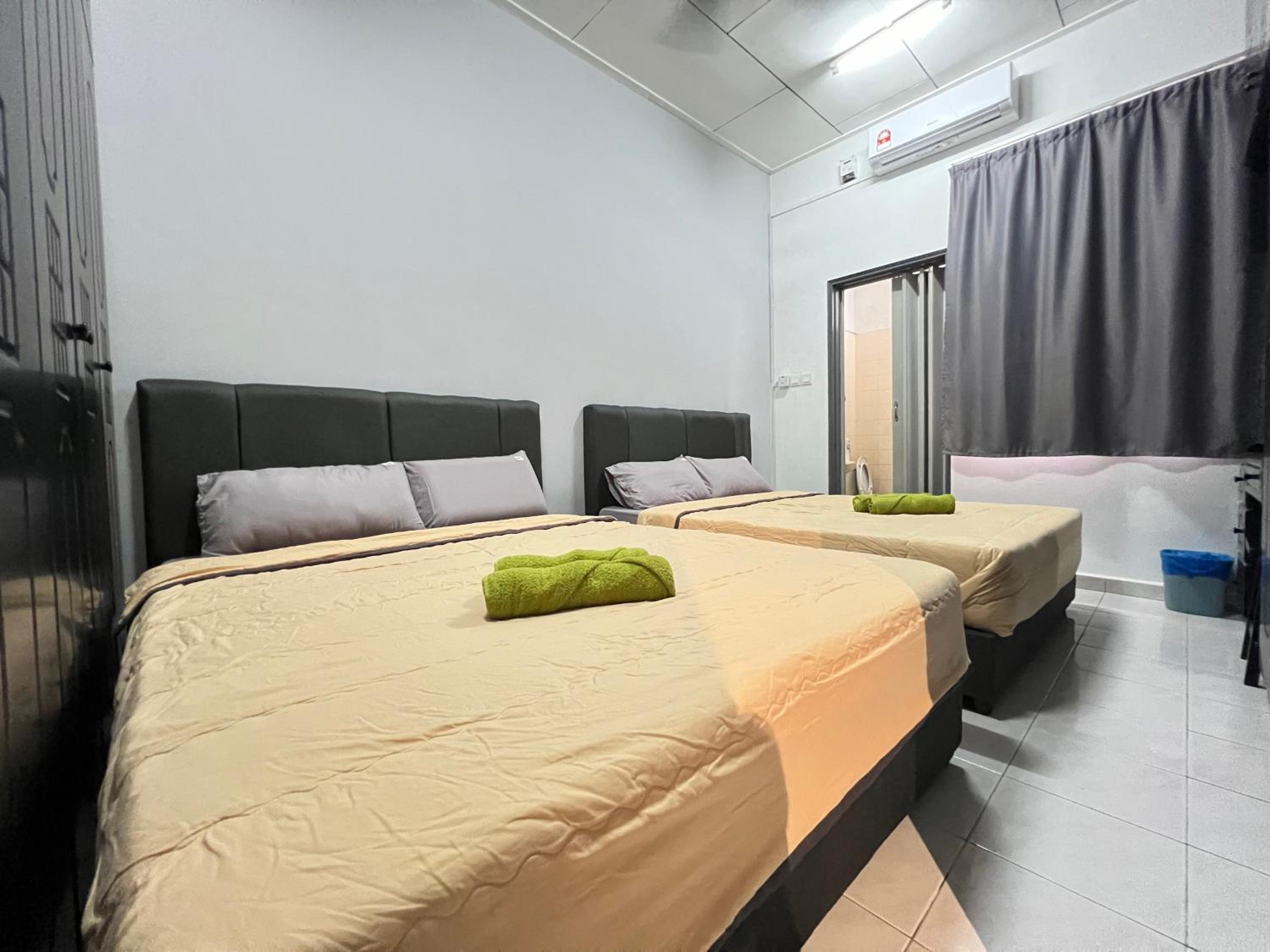 Homestay Corner House Taman Daya Near Austin Adda Height