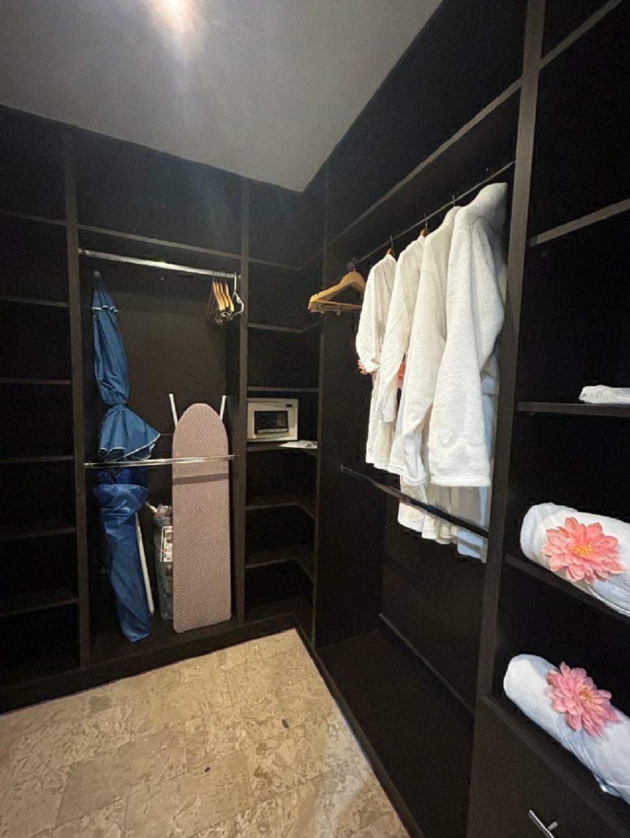 Apartamento de Lujo en Playa Jacó, Frente al Mar, Wifi, AC, Parqueo Privado y Piscinas