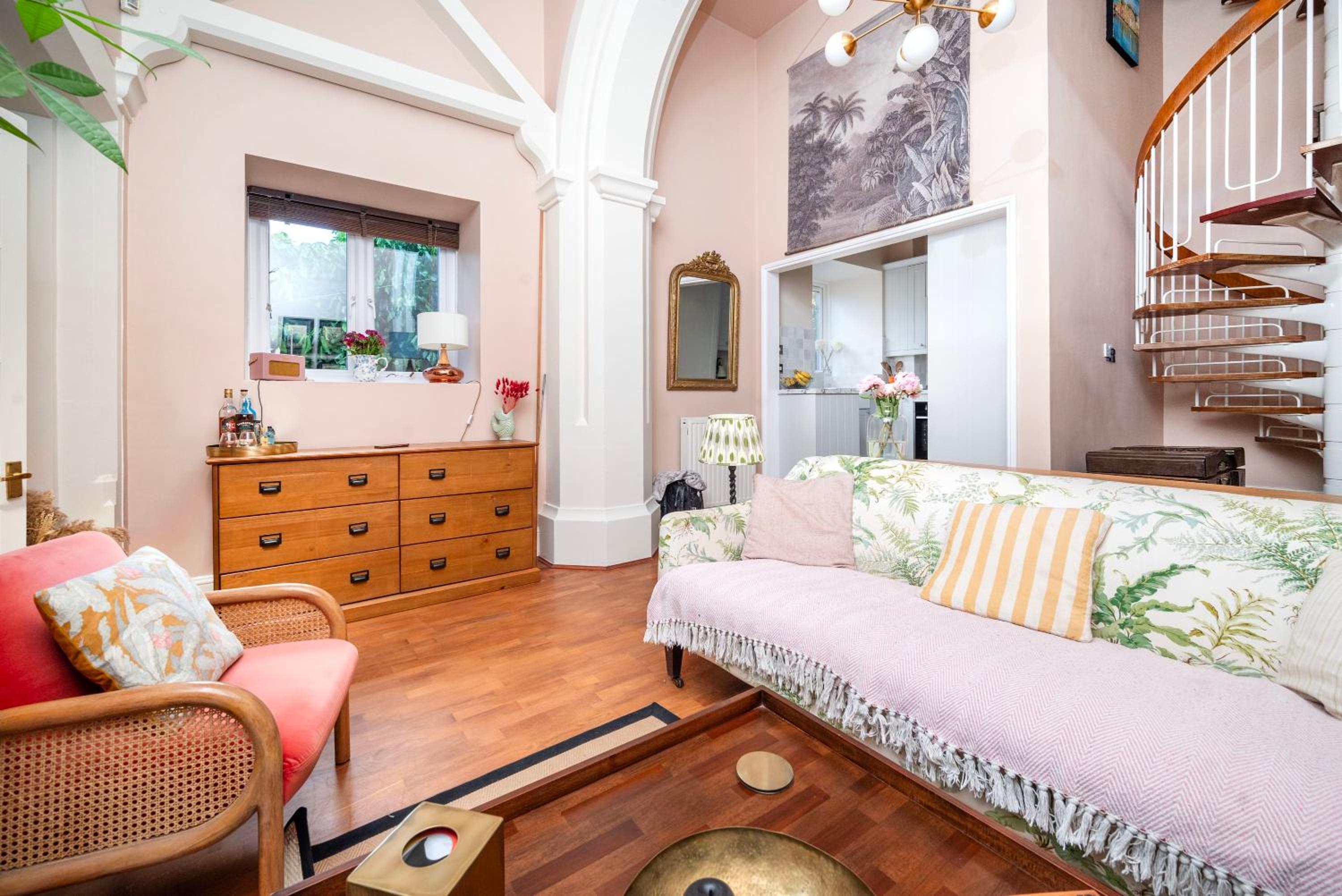 Beautiful 2BR Flat with Amazing Garden