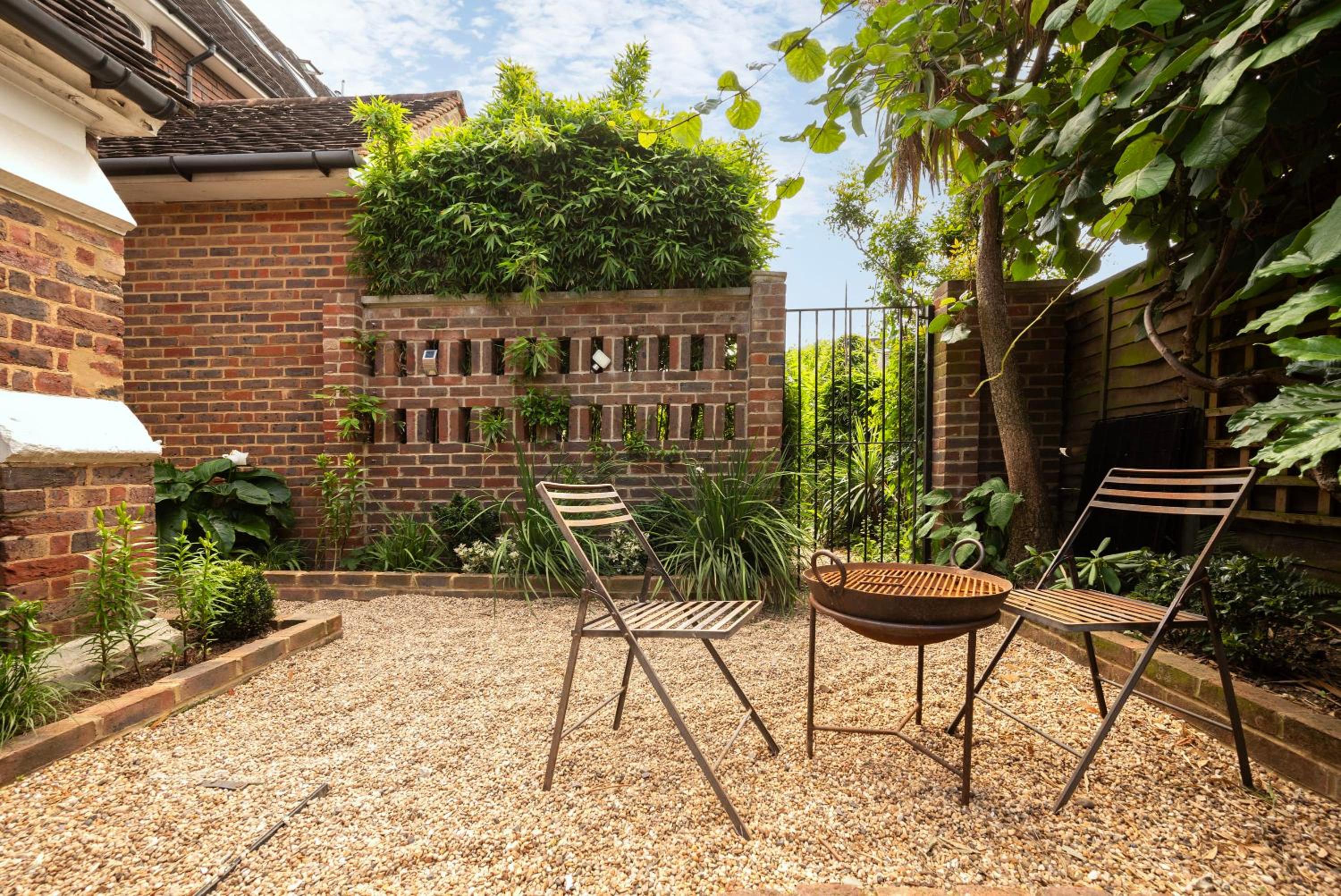 Beautiful 2BR Flat with Amazing Garden