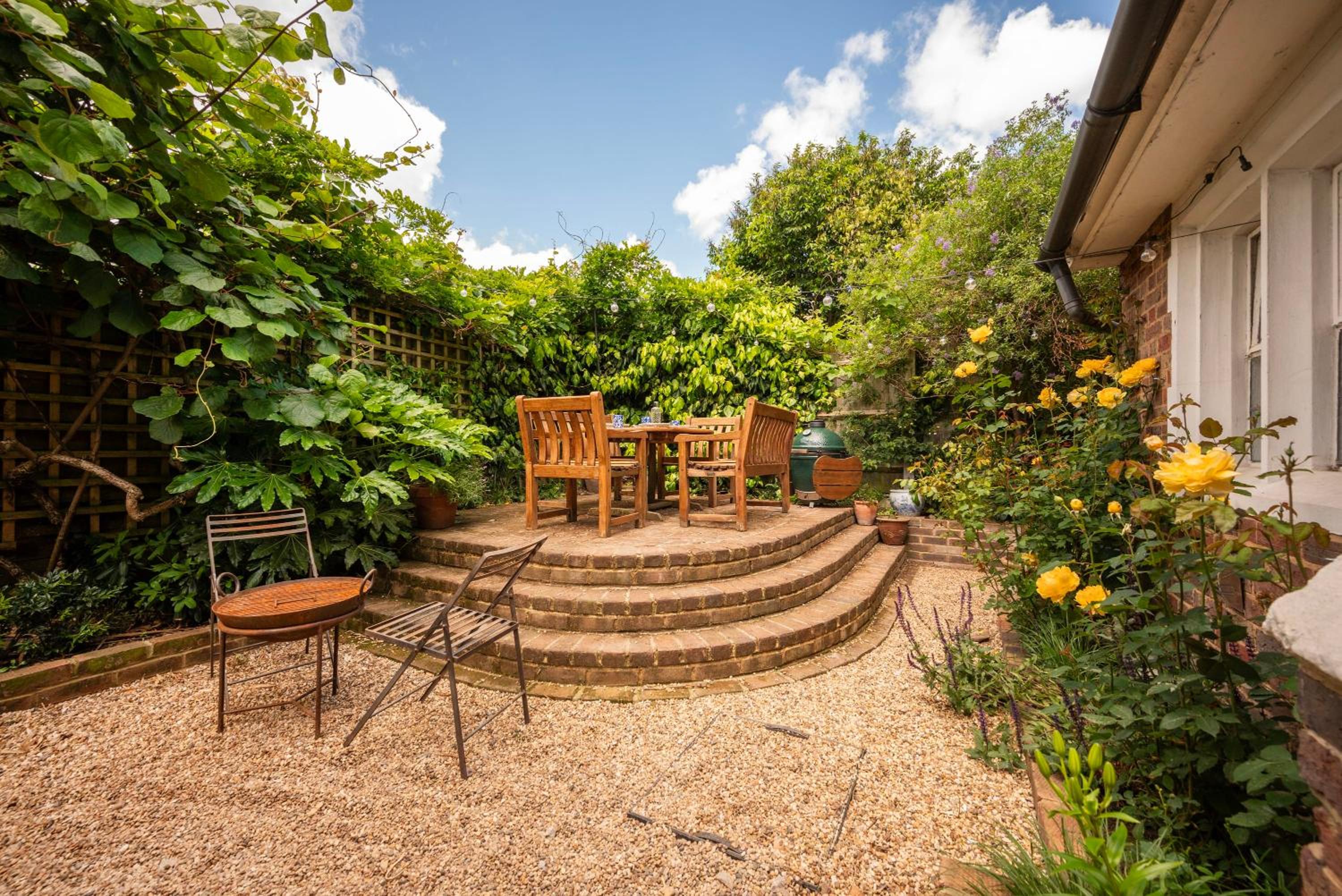 Beautiful 2BR Flat with Amazing Garden