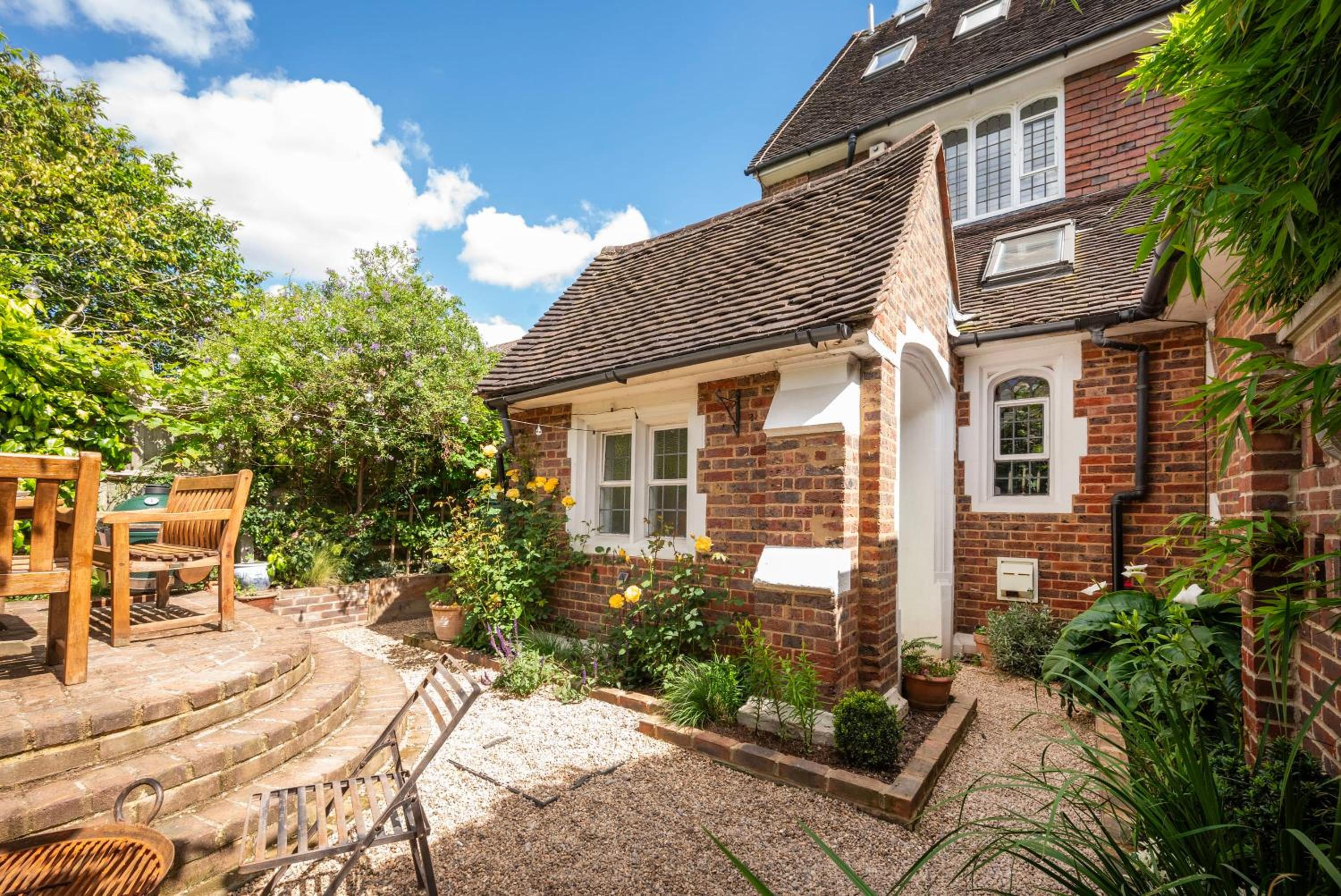 Beautiful 2BR Flat with Amazing Garden