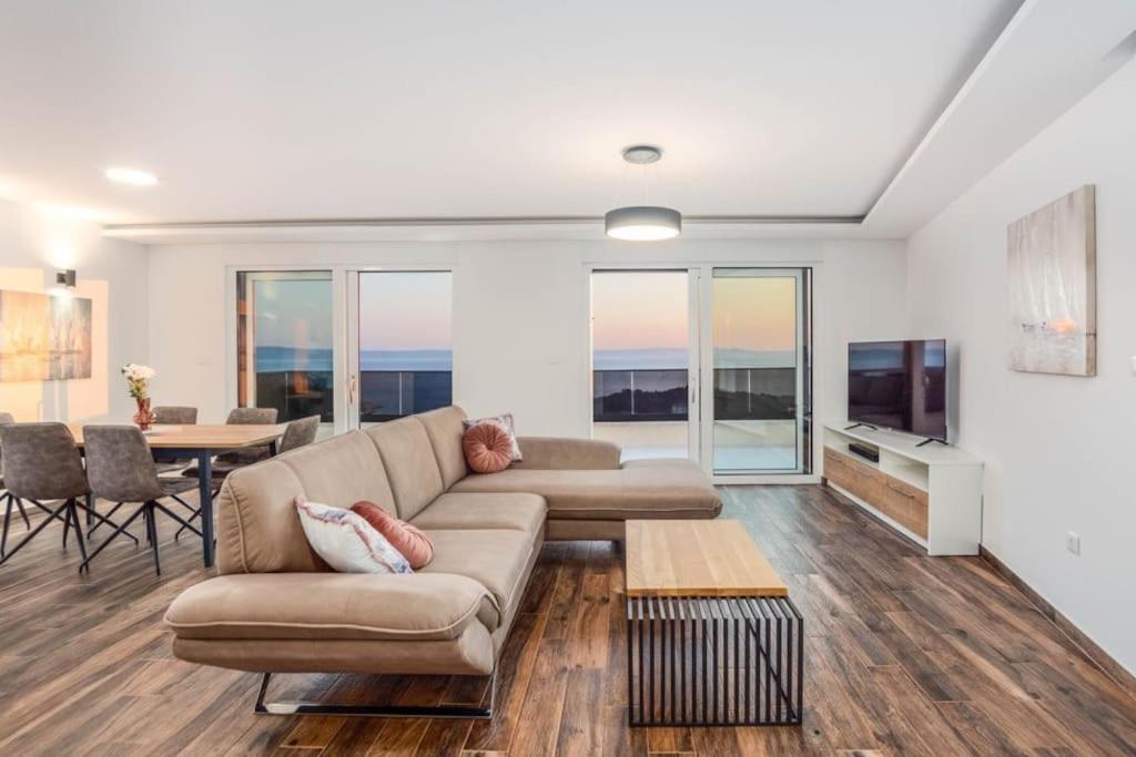 Luxury Penthouse - Views, Hot Tub & Pool