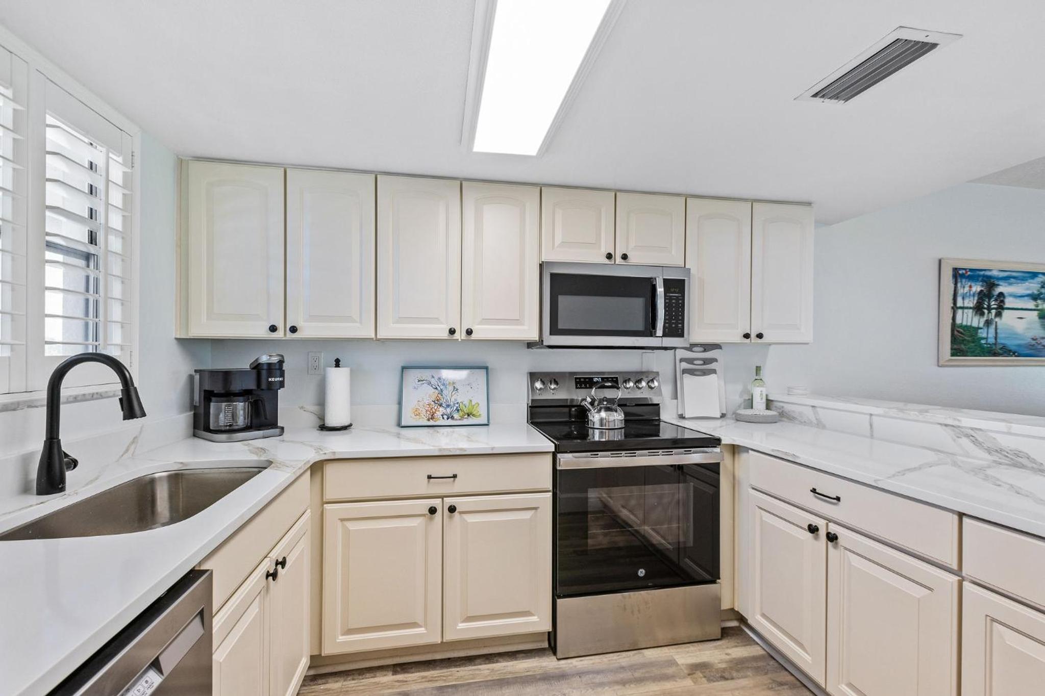 Family Friendly Ground Floor Condo on Car Free Beach - Surfside 108