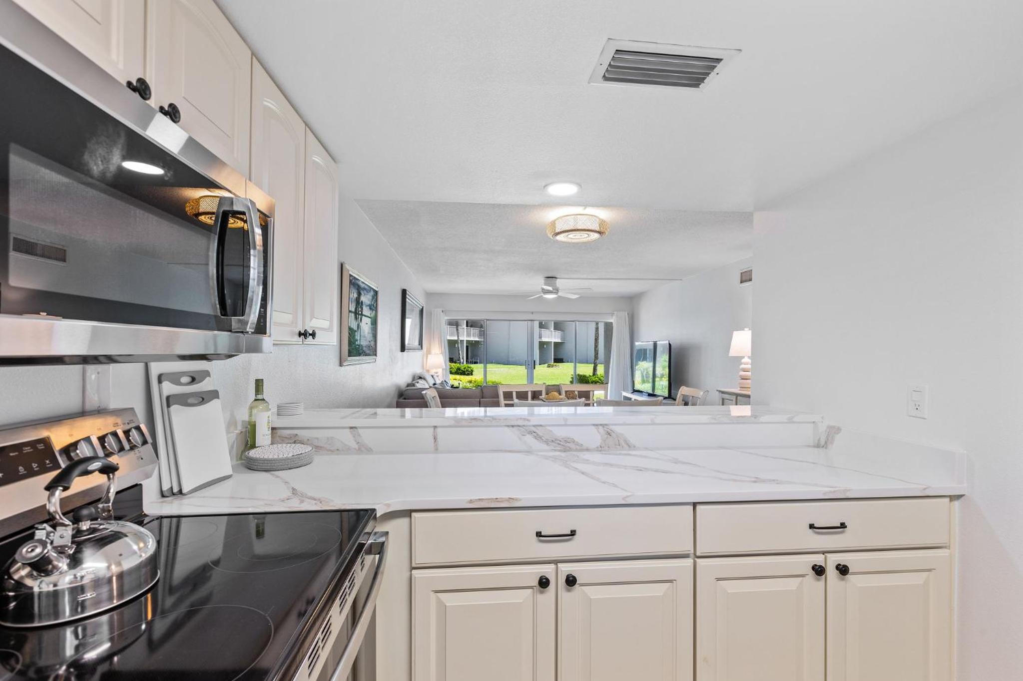 Family Friendly Ground Floor Condo on Car Free Beach - Surfside 108