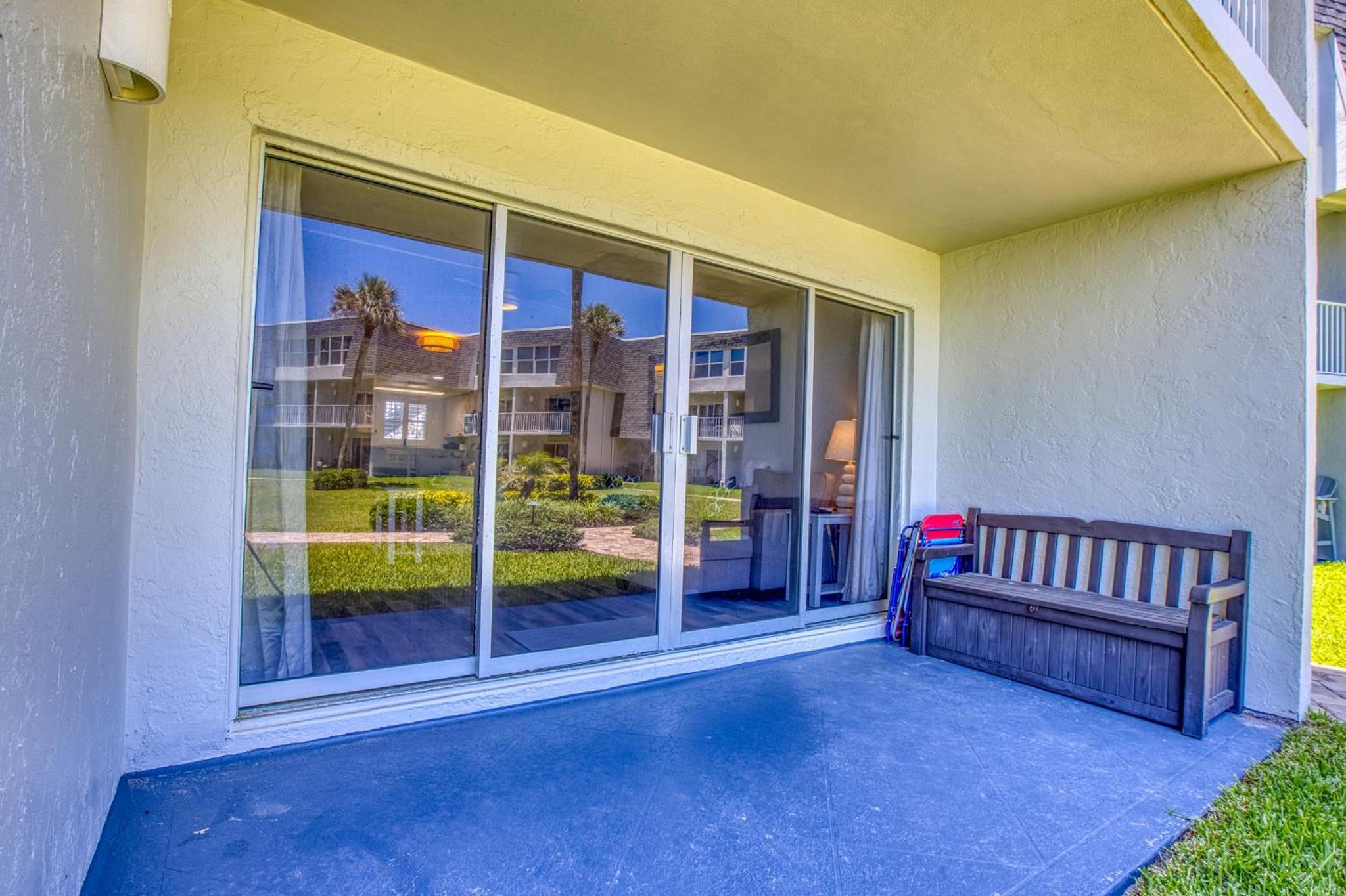 Family Friendly Ground Floor Condo on Car Free Beach - Surfside 108