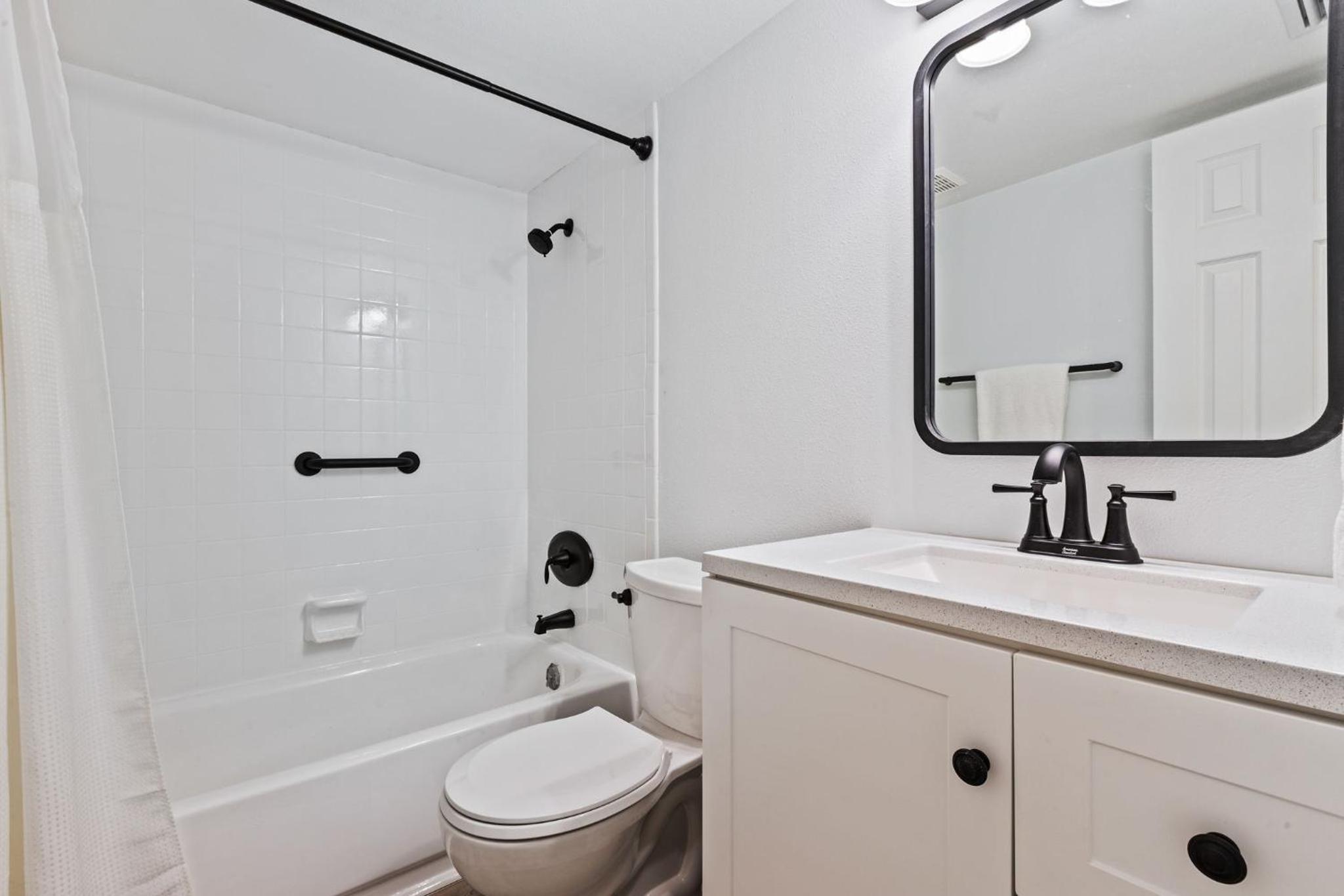 Family Friendly Ground Floor Condo on Car Free Beach - Surfside 108