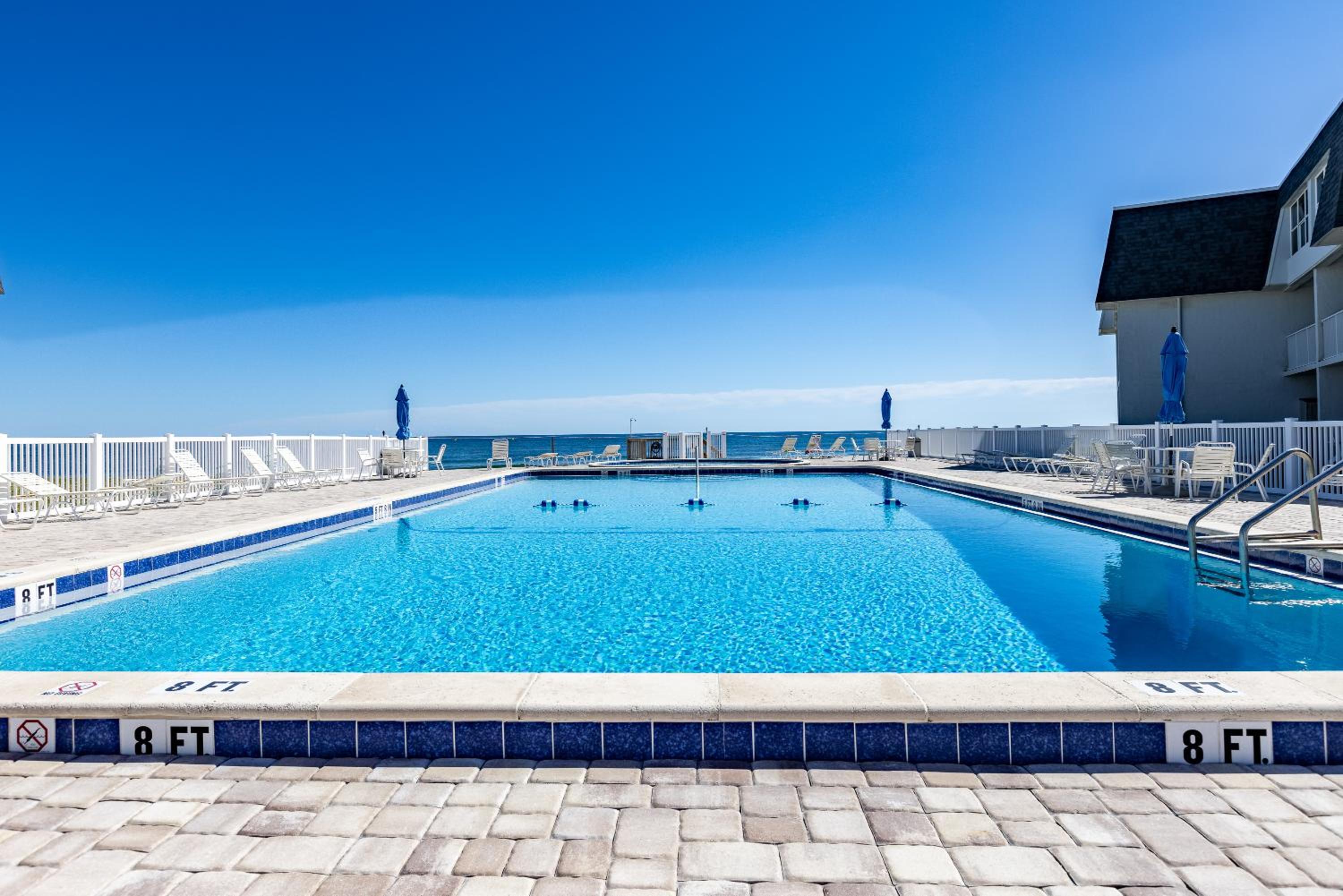 Family Friendly Ground Floor Condo on Car Free Beach - Surfside 108